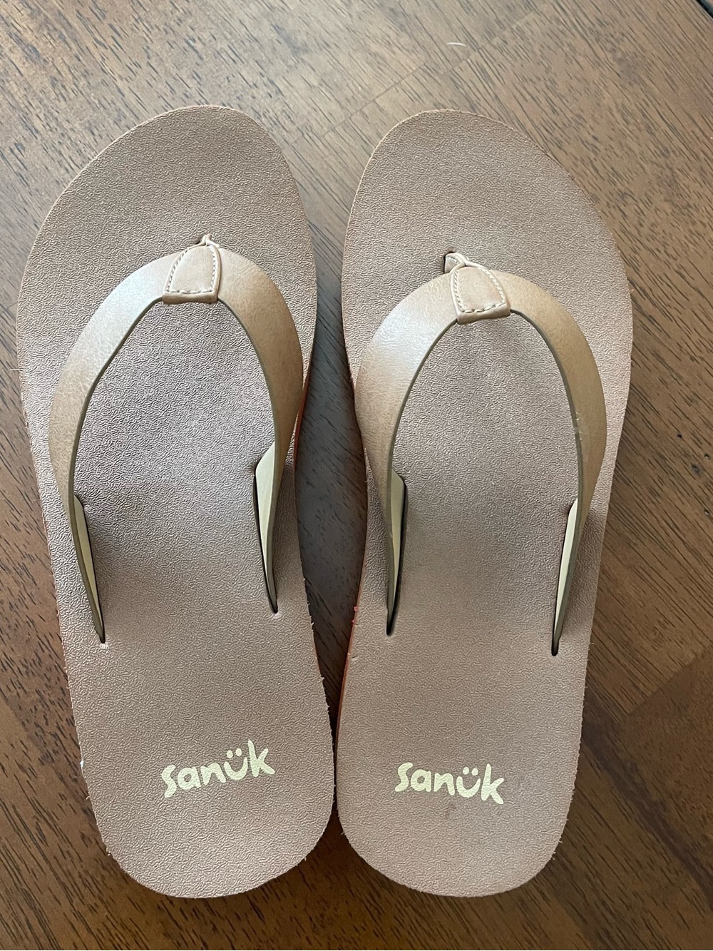 Sanuk Women's Beige Flip Flop Sandals never worn NWOT